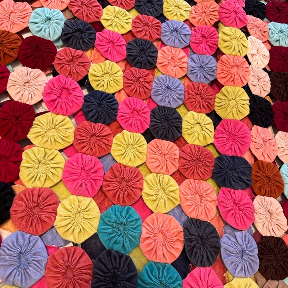 Stunning vintage, Yo-yo Quilt - Picture 5 of 7